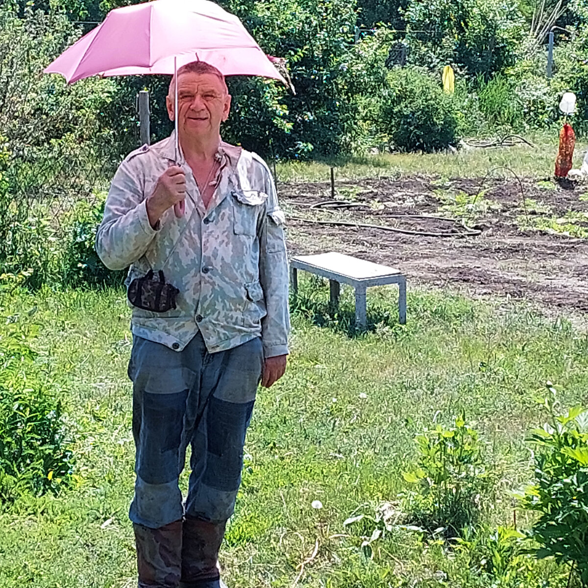 Вот он, наш неунывающий парнишка из Красного Яра Шипуновского района. Наш папа, деда Вася, муж. С наступающим днем рождения! 30 сентября, завтра, и будем праздновать. Дочки, внуки приедут. Стихи почитаем (даже если и по бумажке), рыбу (нерку) запечем, салаты, компоты, торты - всё будет как положено... Время, конечно, слишком быстро летит! Он, ВАСЯ, у нас любит всё ремонтировать, НЕ ВЫБРАСЫВАТЬ, пристраивать... Из-за этого иногда большие баталии идут. Здесь на фото вот внучкин зонт подремонтировал на даче и ...дождь  пошел, а она с ним (с зонтом) бегала и радовалась! Велосипеды ремонтирует...Даже чахлые деревья старается оживить... Реанимотолог, в общем..., помогальщик при разных травмах, включая душевные.