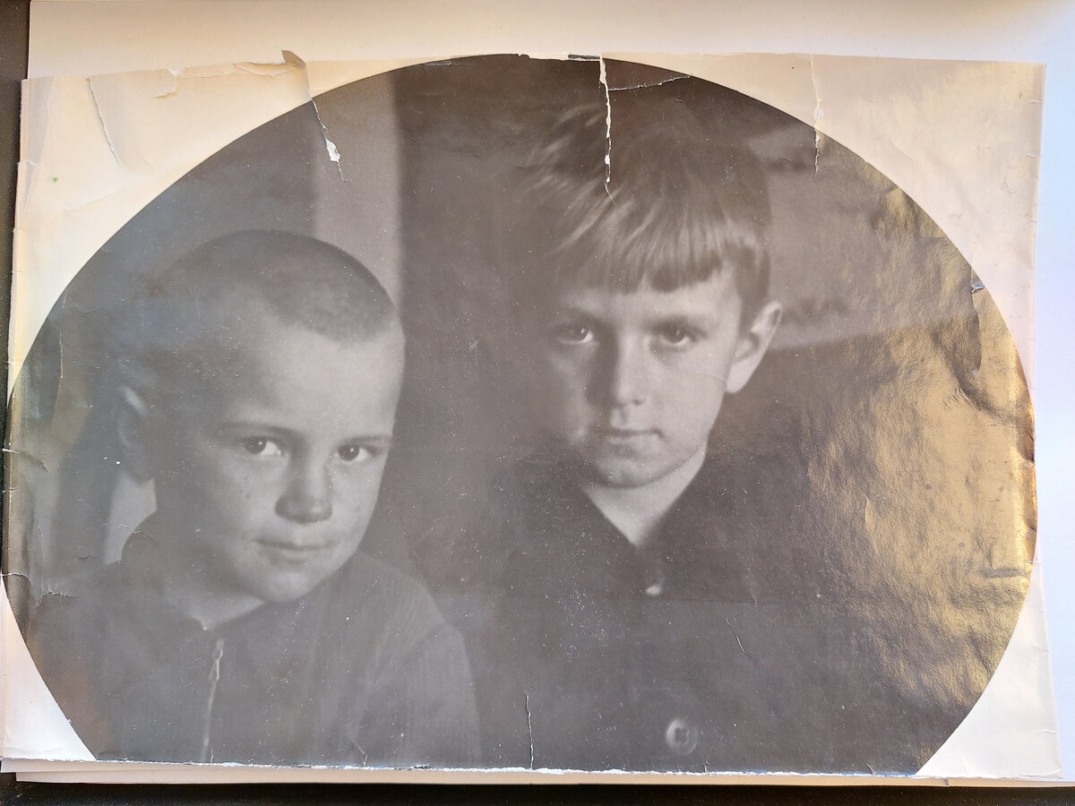 А это наш Вася справа, в детстве с двоюродным братишкой... Ангелочек такой.