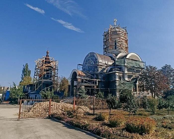 В Мариуполе восстанавливают фасад Свято-Троицкого храма, источник Телеграм-канал Новый Мариуполь!