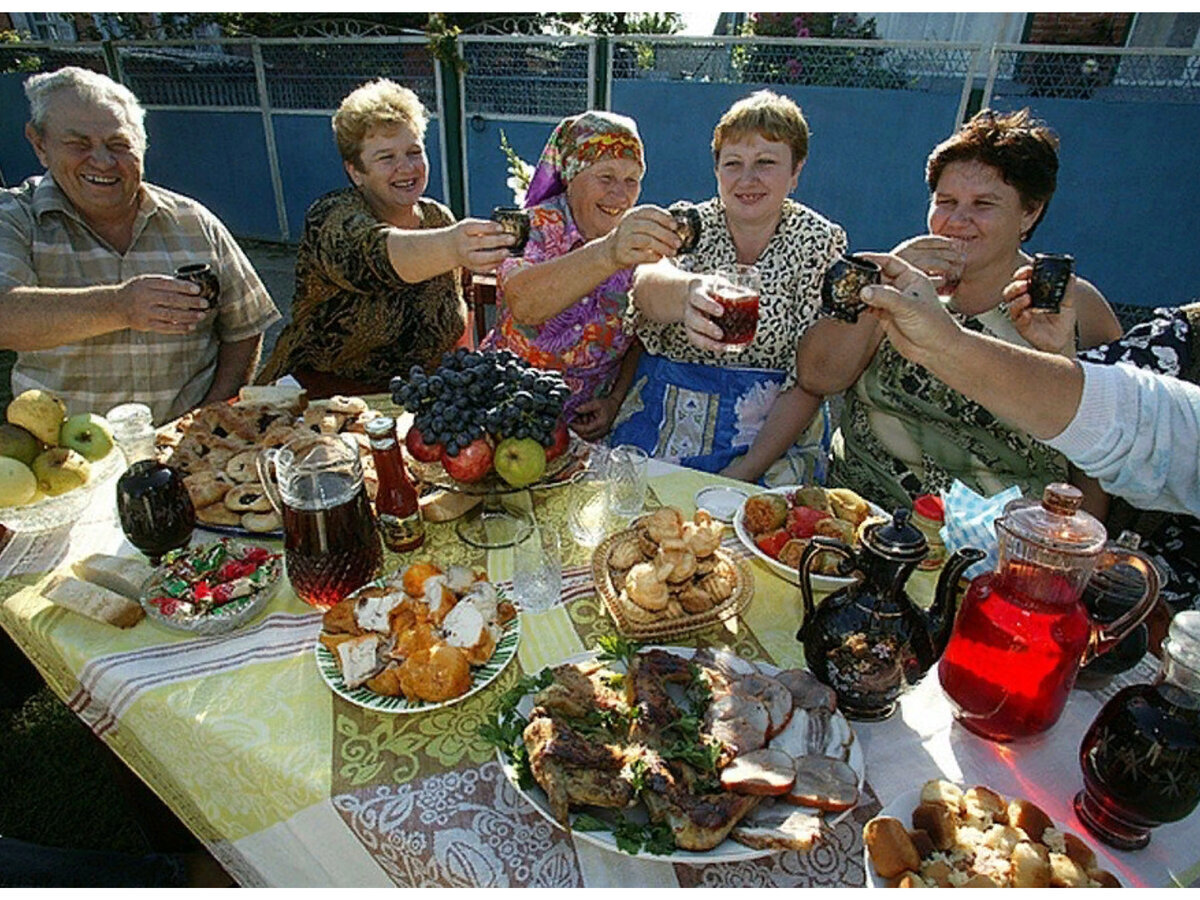 Бесплатное русское с родней. Семейное застолье. Застолье в деревне. Застолье в России. Деревенское застолье.