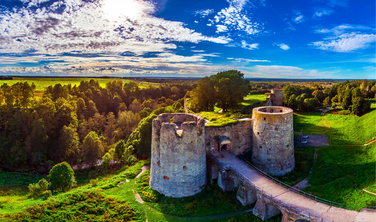 За пределами Северной столицы тоже хватает крепостей, музеев и доступных туристам активностей. Фото: FOTOGRIN / Shutterstock.com