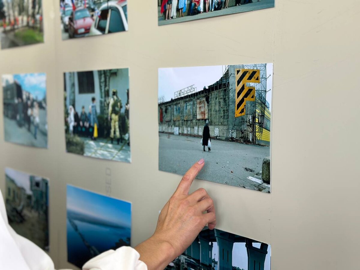  В Геническе открыли фотовыставку ко Дню воссоединения Херсонской области с Россией - Таврия ТВ - Херсон