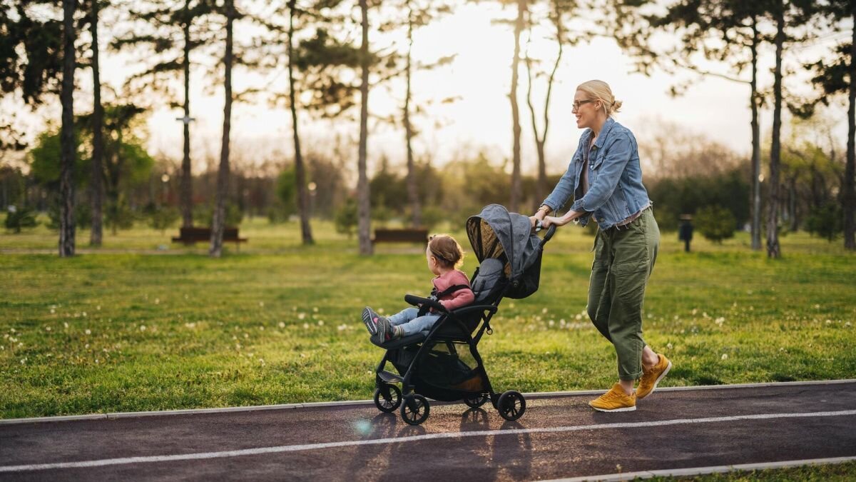     Женщина с ребёнком. Источник: istock.com Автор фото: miniseries