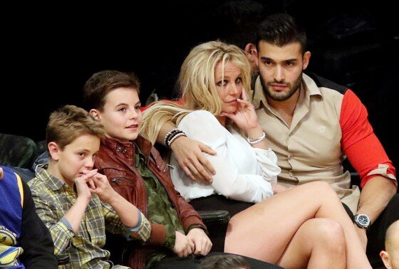    Бритни Спирс посещает игру «Лос-Анджелес Лейкерс» с «Голден Стэйт Уорриорз» с сыновьями. , (слева) Шон Федерлайн, Джейден Джеймс Федерлайн и бойфренд Сэм Асгари