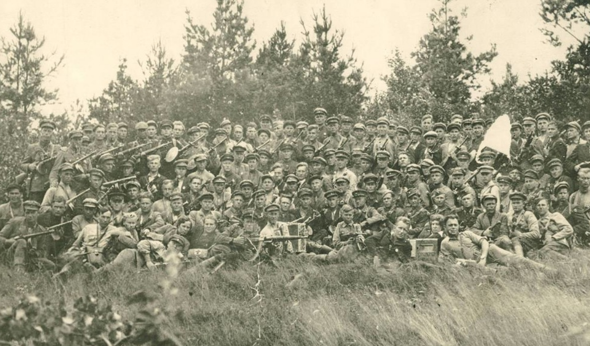 Первая партизанка. Партизанская бригада имени Рокоссовского. Минский Партизанский отряд 1944. Партизанская бригада "за советскую Белоруссию". Партизанская бригада Заслонова отряд Ворошилова.