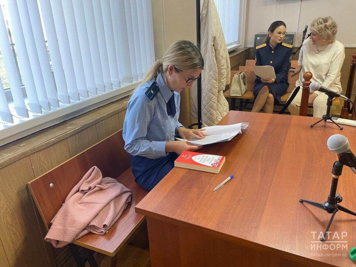 ​Авиастроительный суд Казани арестовал Гузалию Гайнуллину и на два месяца отправил ее в СИЗО. Фото: © Дмитрий Шатров / «Татар-информ»