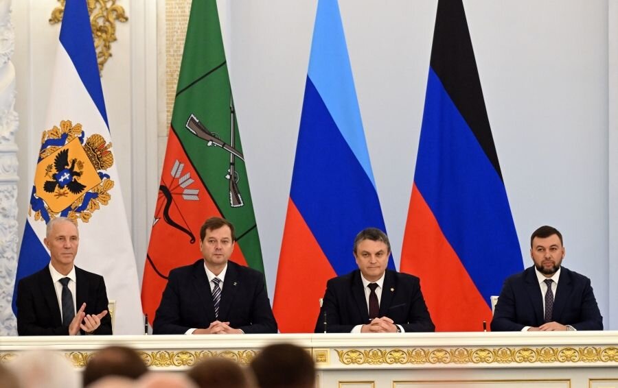    30 сентября 2022. Владимир Сальдо, Евгений Балицкий, Леонид Пасечник и Денис Пушилин на церемонии подписания договоров о вхождении в Российскую Федерацию Донецкой и Луганской Народных Республик, Запорожской и Херсонской областей © Григорий Сысоев/РИА Новости