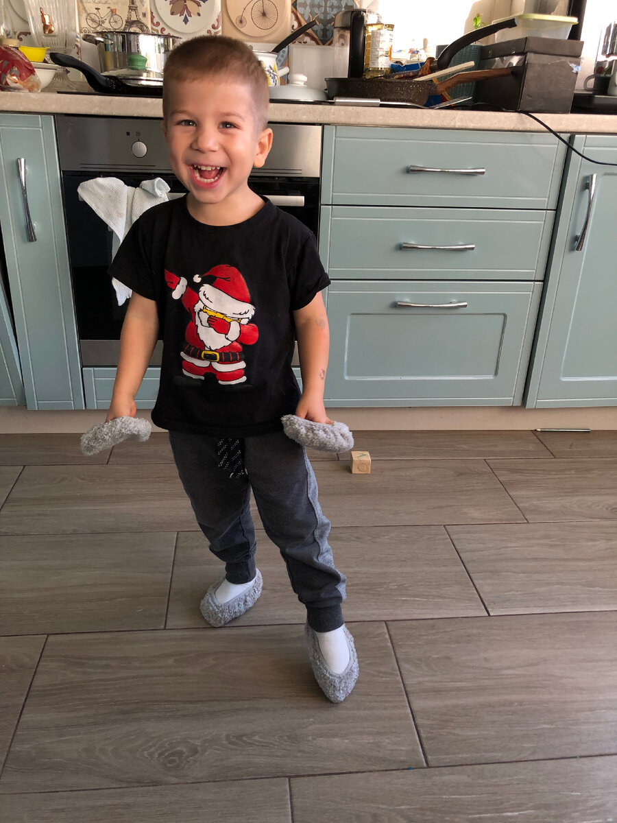 Коляша надел насадки от робота мойщика окон и Протер своими ножками пол! Помощничек :)