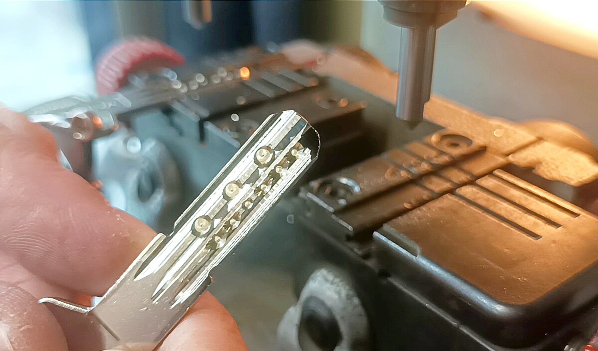 На оригинальной заготовке три лунки слева уже сделаны на заводе. Здесь их нужно делать самостоятельно. 