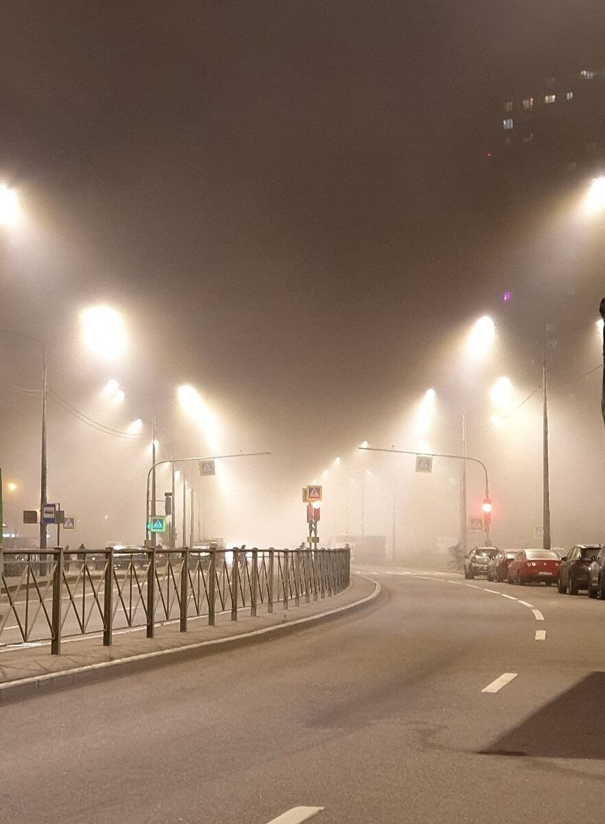 Город вечером туман. Вокзал мурманск. Омск турист ночью. Ночной туманный город. Туман над городом.