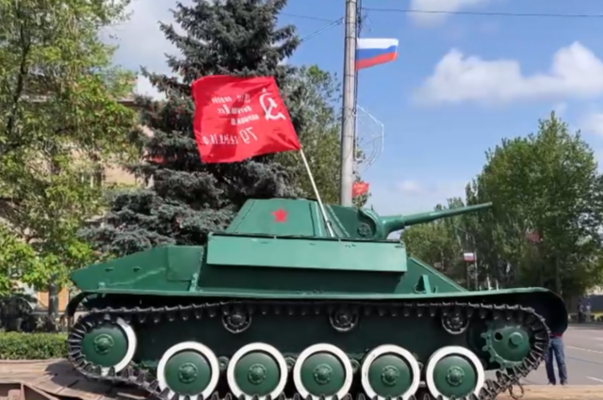    Танк Т-70, пока ещё памятник, везут на реставрацию в Петербург.
