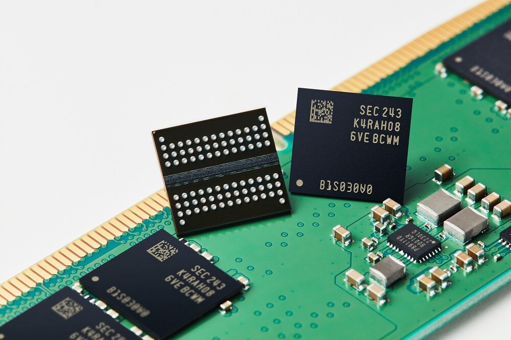 Компьютерная DRAM память произведена Samsung Electronics с использованием специализированной высокочистой химиии, изображение: медиатека Samsung, news.samsung.com 