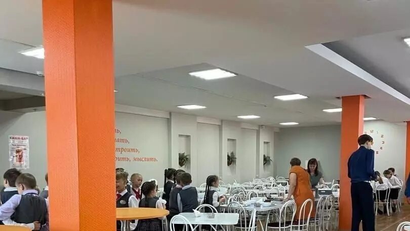     «Проспект Мира» решил сравнить, чем кормят красноярских школьников и гостей на официальных мероприятиях мэрии.