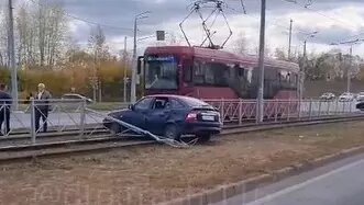     В Казани на улице Несмелова легковой автомобиль вылетел на трамвайные пути, создав огромную пробку. В пресс-службе МУП «Метроэлектротранс» заявили Inkazan, что трамвай участником ДТП не был.