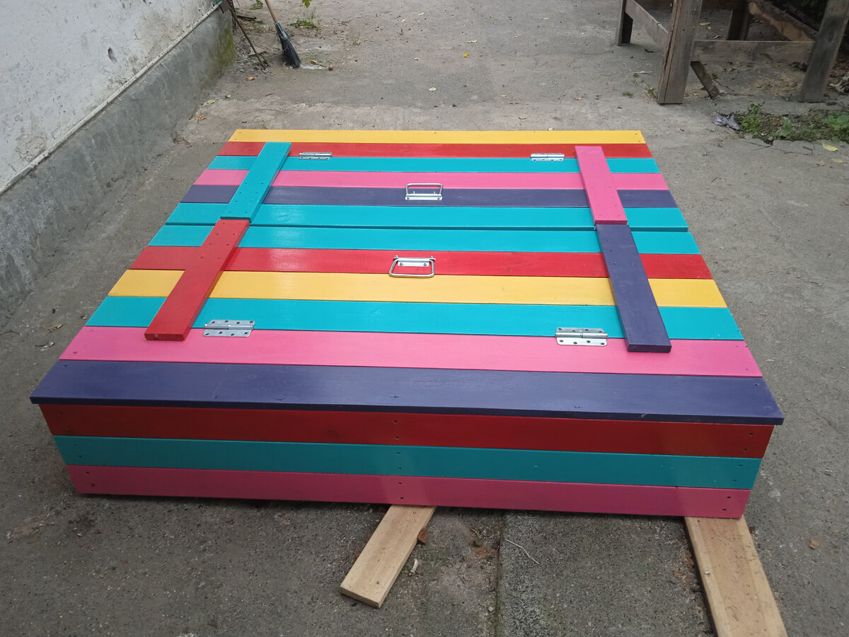  Тем кто хочет собрать без лишних хлопот, с покрытием, рекомендую сразу подготовить и покрасить заготовки. Конечно, лучше для детей использовать краски на акриловой основе. Главное чтобы они были атмосферостойкие. Но у меня таких не нашлось , поэтому использовал что было в магазине. А также имеет значение, какую вы доску будете использовать сухую или сырую или как её ещё называют свежепиляной. 