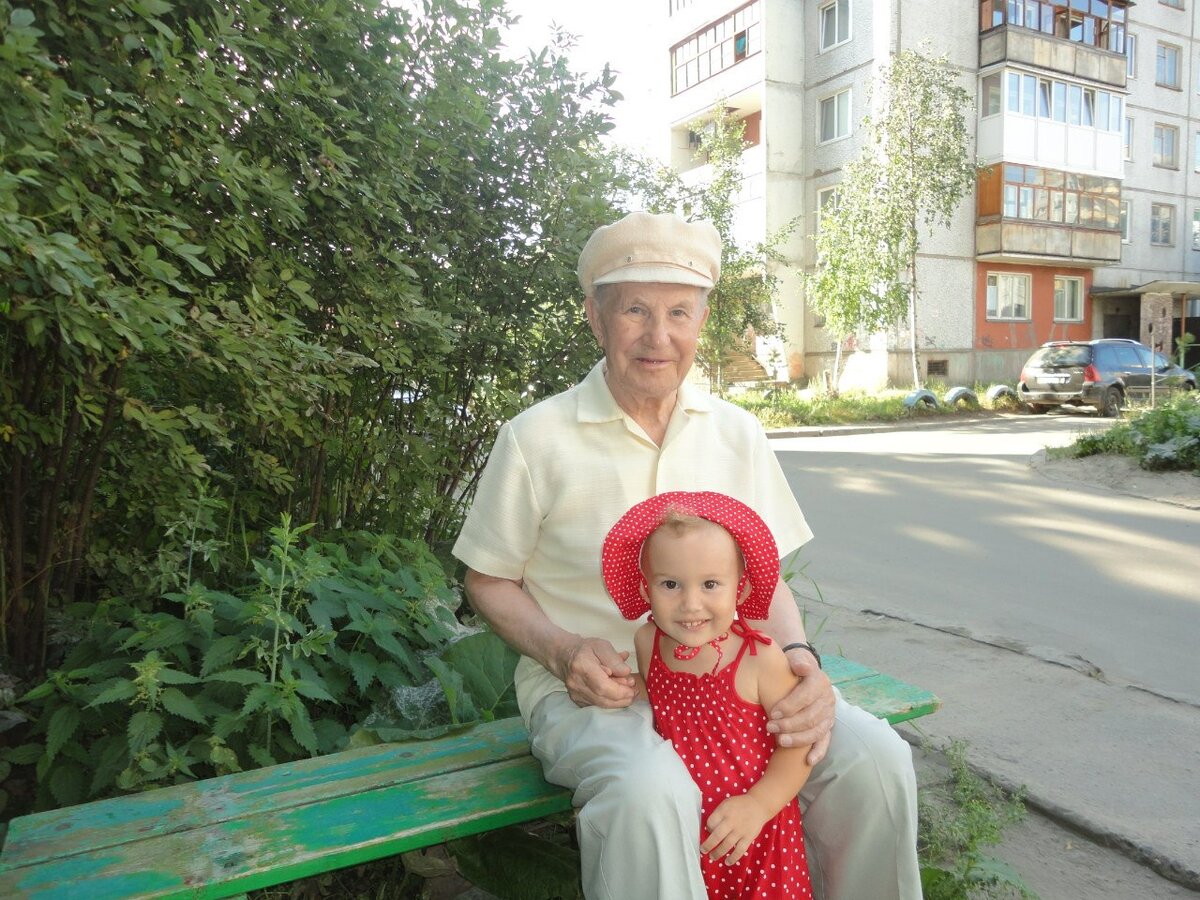 Василий Афанасьевич с правнучкой Верочкой.