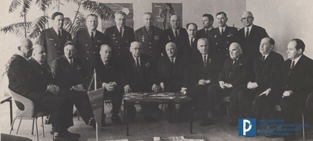 Главные конструкторы министерства авиационной промышленности. В первом ряду второй слева – М.Л. Миль.  РГАНТД. Ф. 344. Оп. 2. Д. 49. Л. 1