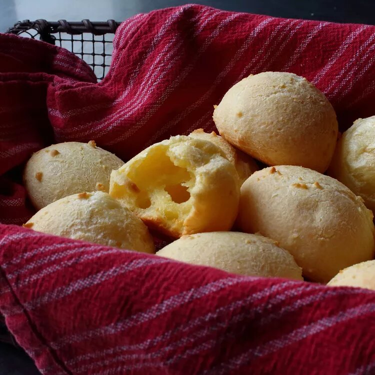 Сырные булочки (Pão de queijo). Источник: https://www.allrecipes.com/recipe/270110/chef-johns-brazilian-cheese-bread-pao-de-queijo/