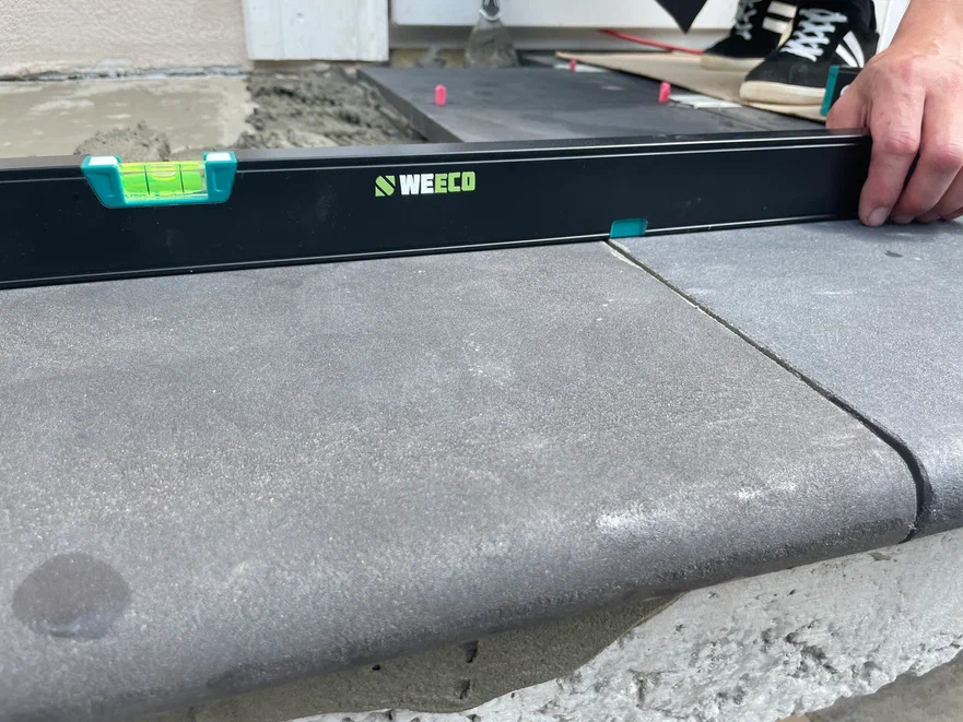 Укладка полимерпесчаных ступеней на бетон