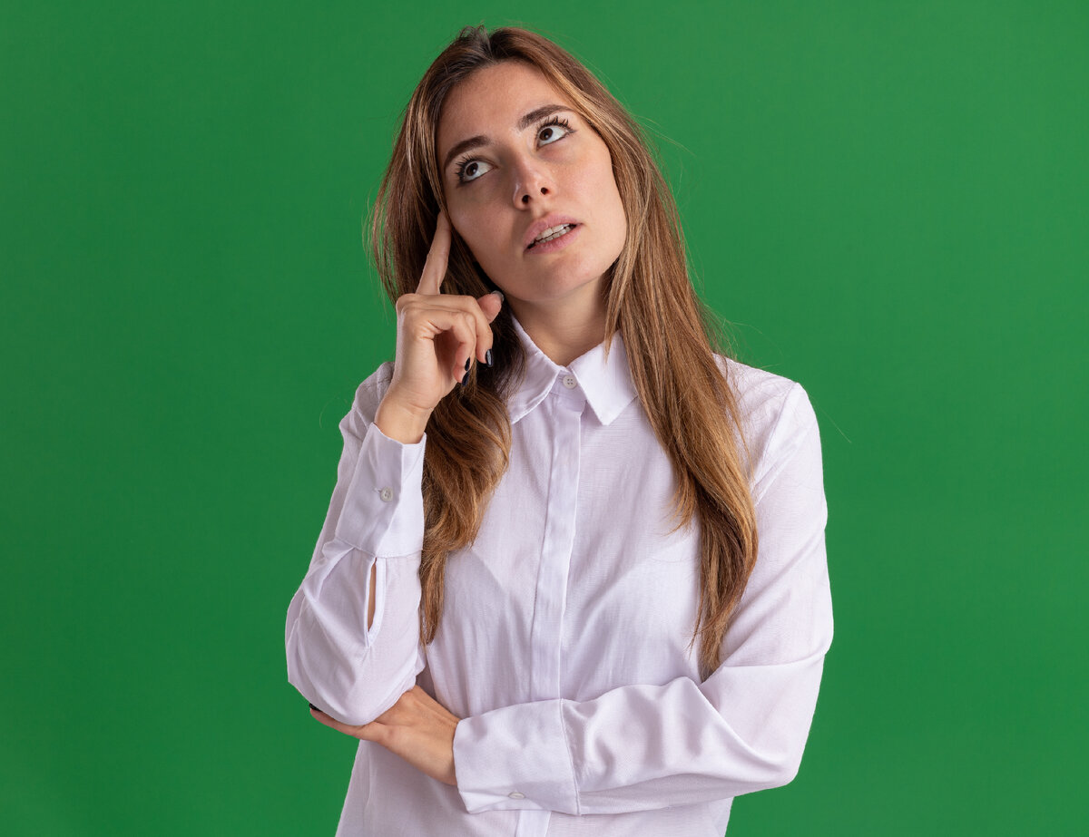 <a href="https://ru.freepik.com/free-photo/thoughtful-young-pretty-caucasian-girl-puts-finger-on-temple-and-looks-at-side-on-green_14227405.htm#query=%D0%B6%D0%B5%D0%BD%D1%89%D0%B8%D0%BD%D0%B0%20%D1%85%D0%B8%D1%82%D1%80%D0%B0%D1%8F&position=41&from_view=search&track=ais">Изображение от stockking</a> на Freepik