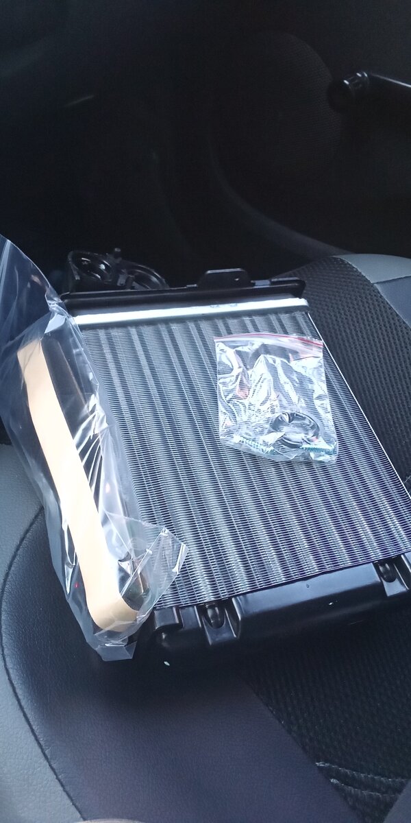 Радиатор, вместе с комплектом установки. 