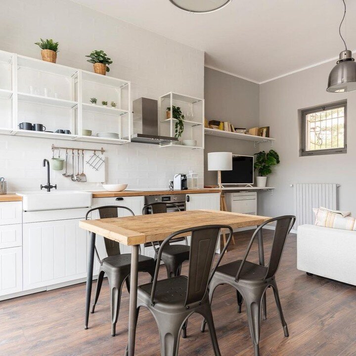 Кухня-гостиная. Она оформлена в светлых оттенках, чтобы создать ощущение света и воздушности