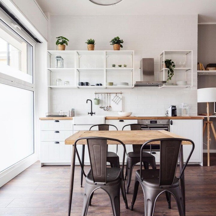 Кухня. Мебель выполнена из светлого дерева. Максимально использовано естественное освещение