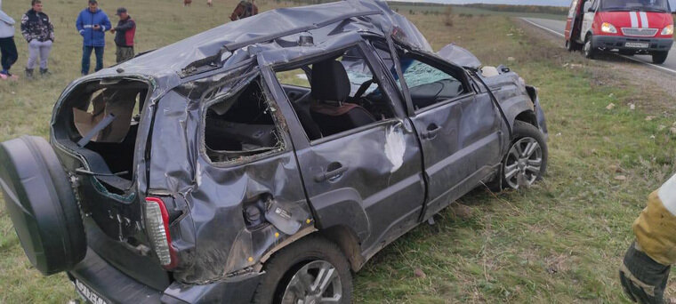    Автомобиль слетел с дороги и перевернулся