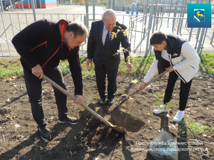    В Кувандыке появилась «Аллея Первых» Кристина Просвиркина