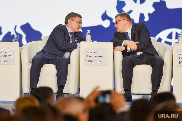    Губернатор Челябинской области Алексей Текслер (справа) поблагодарил полпреда президента в УрФО Владимира Якушева за поддержку аграриев