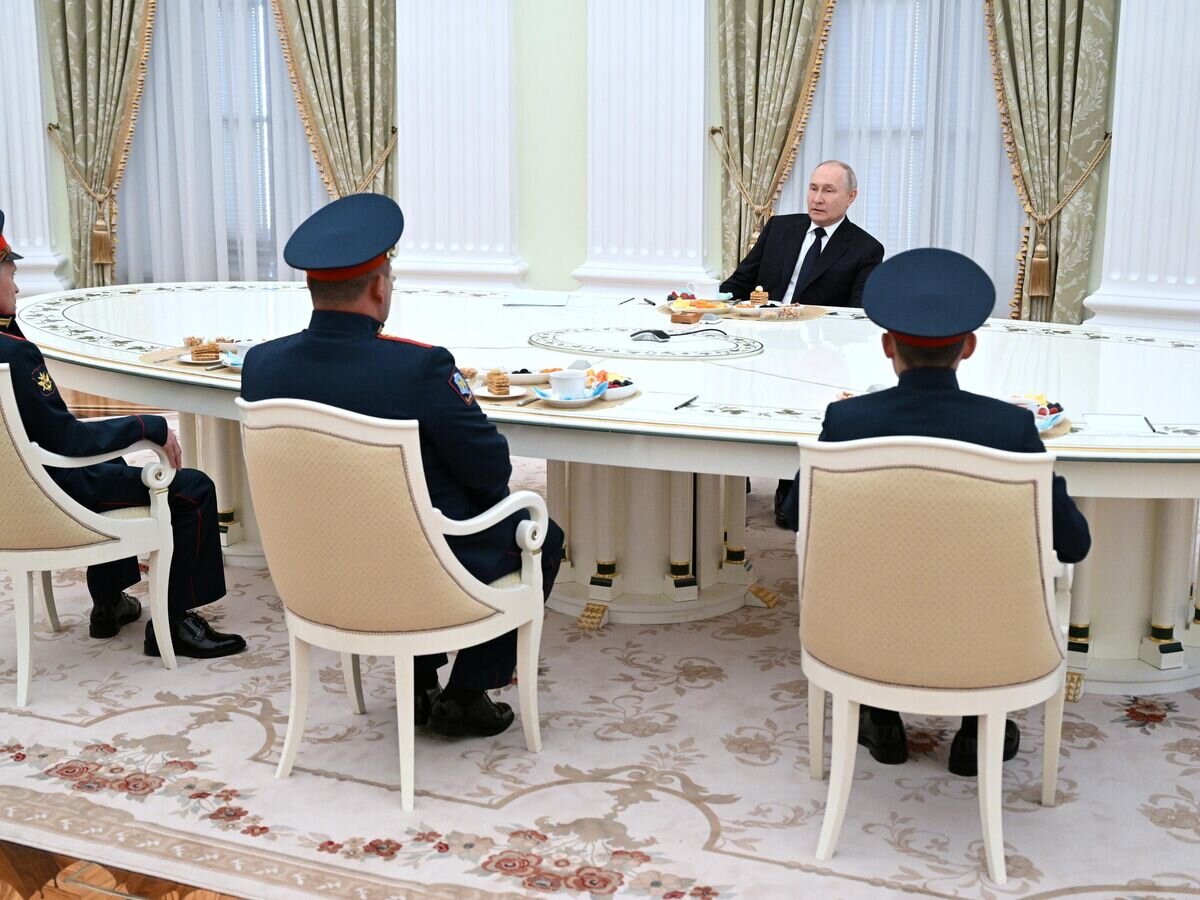     Президент РФ Владимир Путин во время встречи с награжденными военными – участниками специальной военной операции© РИА Новости / Павел Бедняков