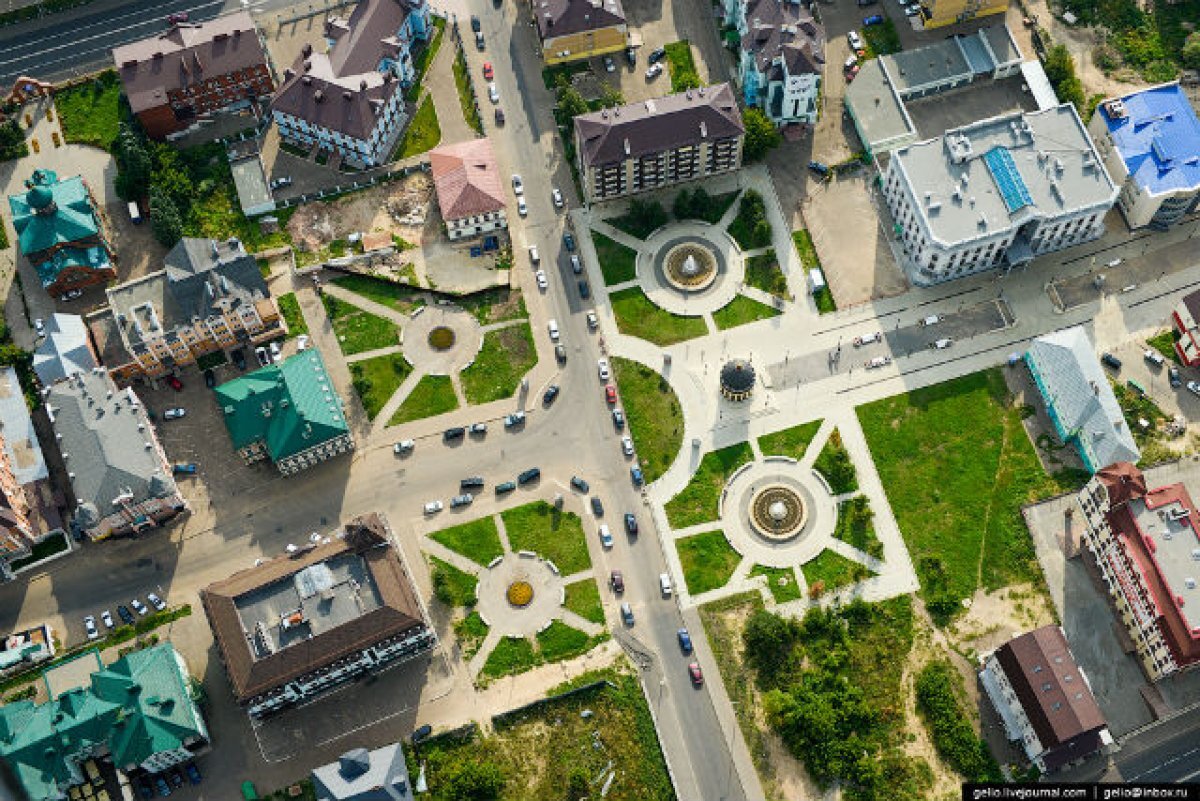 Формы площадей городов. Казань Молл вид сверху. Казань парк с высоты. Сквер на Петербургской Казань. Казань казан вид сверху.