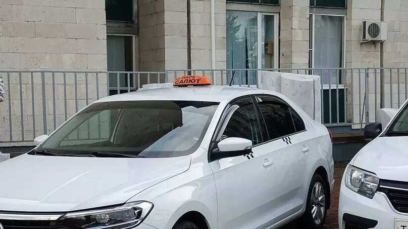     Тюменским таксистам предлагают сделать лицензию необходимую для официальной работы. За услугу просят от 2,5 до 3 тысяч рублей.