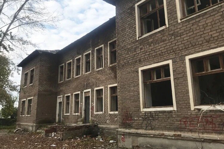 В этом заброшенном здании обнаружили погибших щенят