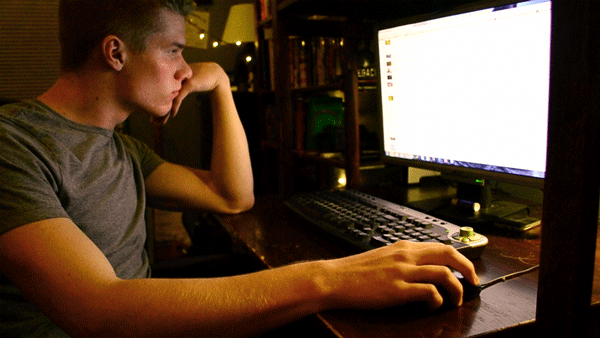 Муж играет что делать. Парень за компьютером. Чел сидит за ПК. Человек сидит за компьютером. Пацан сидит за компьютером.