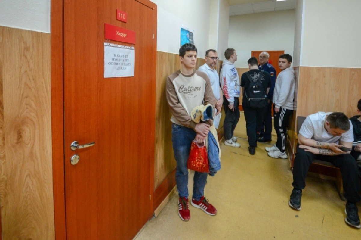    В Петербурге стоят очереди в военкоматы
