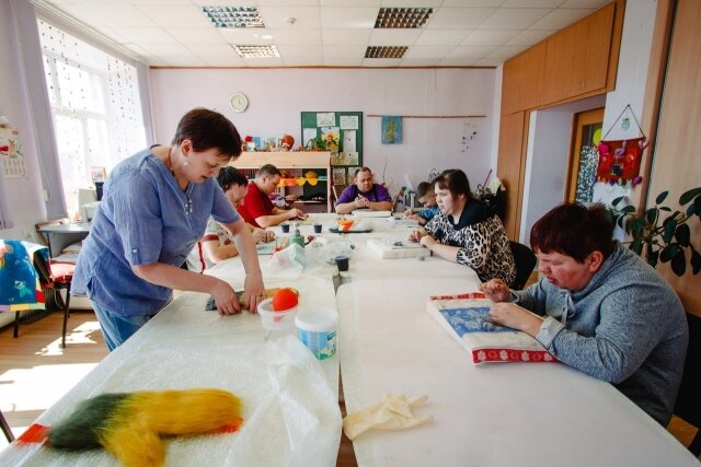    Тёплые варежки для беженцев валяли в этой мастерской. Фото: предоставлено социально-педагогическим объединением «Благое дело»