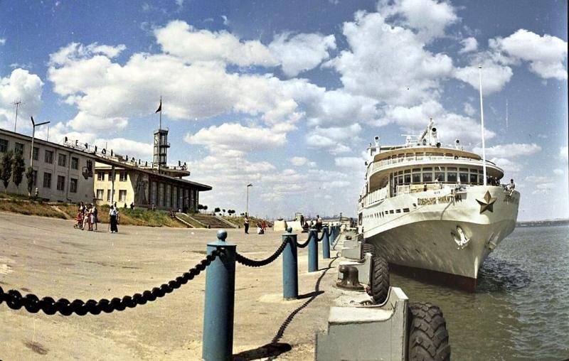 1967 год. Негатив цветной. Речной вокзал города Волжский. Автор фото: Тарасевич Всеволод Сергеевич. Источник: Государственное бюджетное учреждение культуры и дополнительного образования города Москвы «Мультимедийный комплекс актуальных искусств»