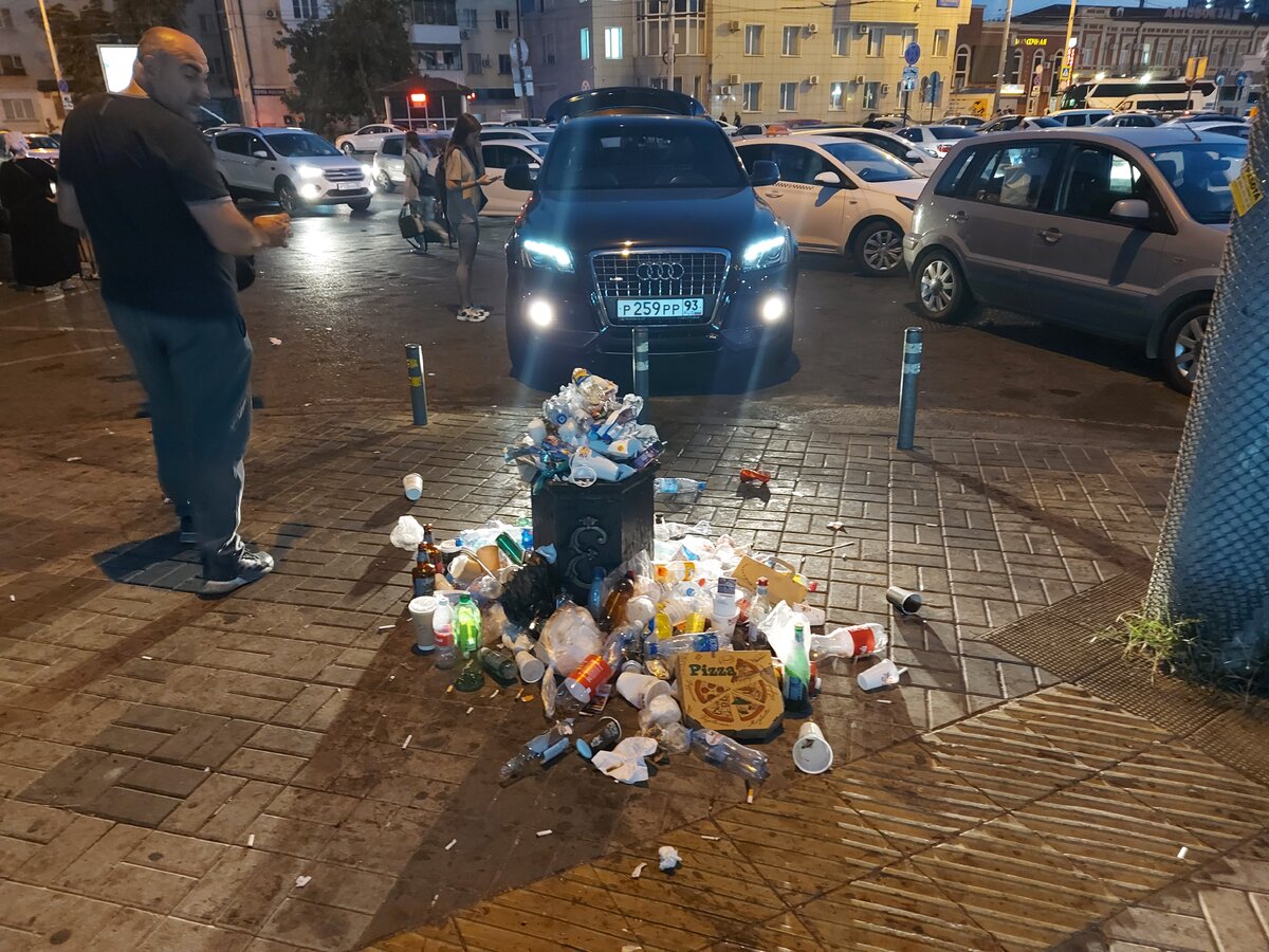 Площадь перед вокзалом рано утром