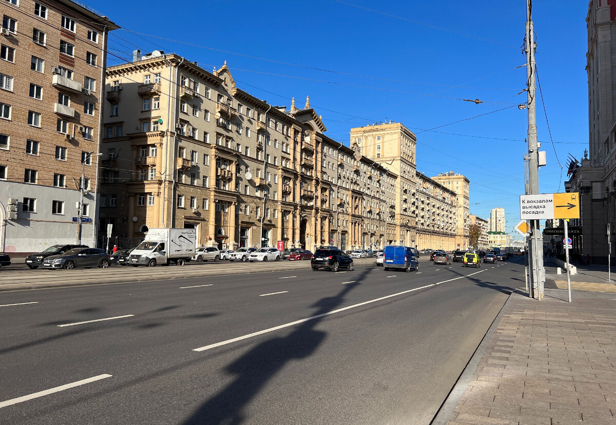 Краснопрудная улица в 2022 году. Вид в сторону станции метро "Красносельская". Всё пространство, на котором сейчас располагаются эти дома, когда-то занимал Красный пруд. Фото моё.