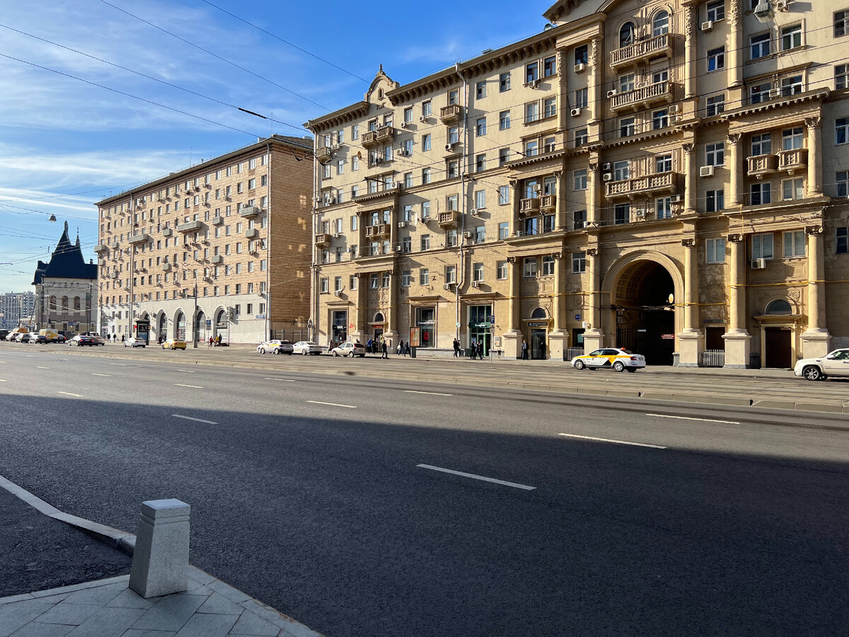 Вид на современную Краснопрудную улицу с другого ракурса - в сторону Комсомольской площади, 2022. На заднем плане вы можете заметить здание Ярославского вокзала. Его владельцы сыграли, пожалуй, главную роль в уничтожении Красного пруда. Фото моё.