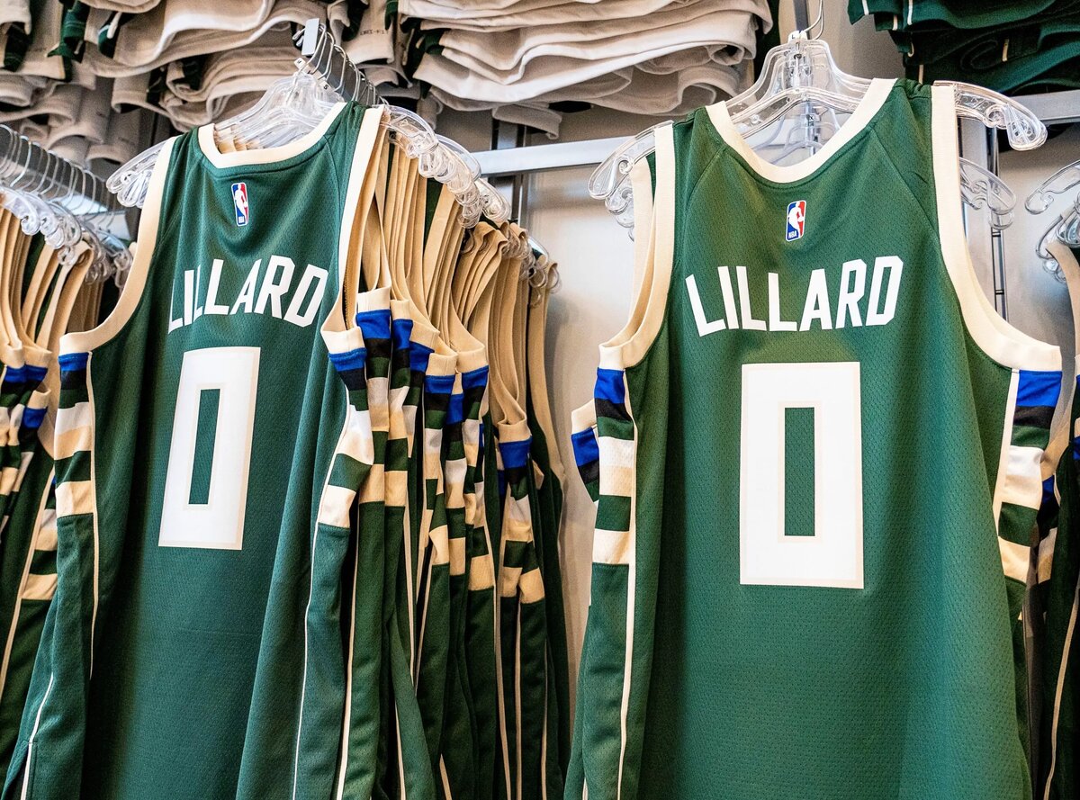           Источник - https://wisportsheroics.com/milwaukee-bucks-tyler-herro-damian-lillard/ 