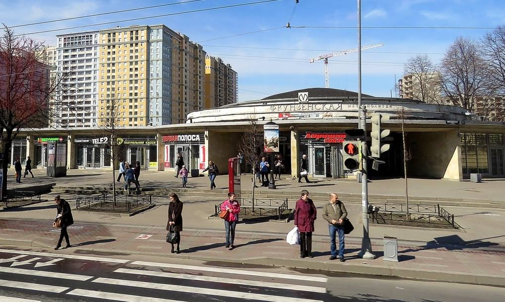 Дома возле метро. Станция метро Фрунзенская Санкт-Петербург. Станция метро Фрунзенская СПБ. Метро Фрунзенская снаружи. Вестибюль станции метро Фрунзенская