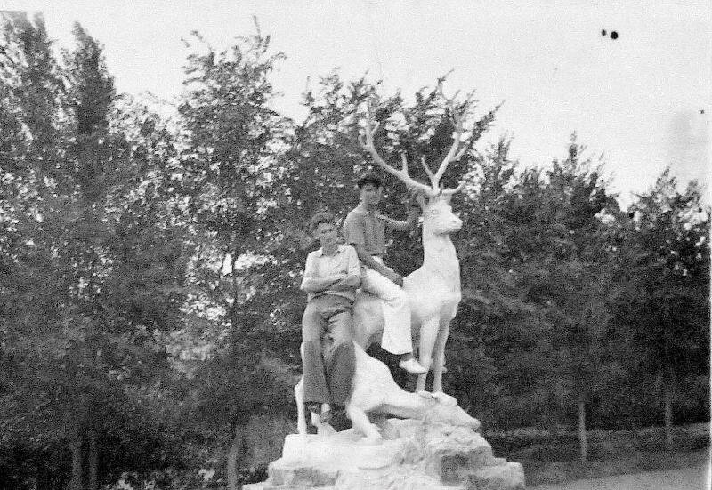 1954 год. Строители г. Волжского в парке культуры и отдыха. Волжский. Муниципальное учреждение «Волжский музейно-выставочный комплекс". 
