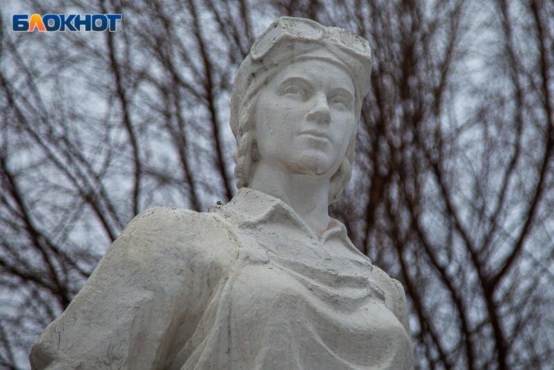 Гипсовые лица как символ эпохи: скульптуры в парке ВГС Волжского ...