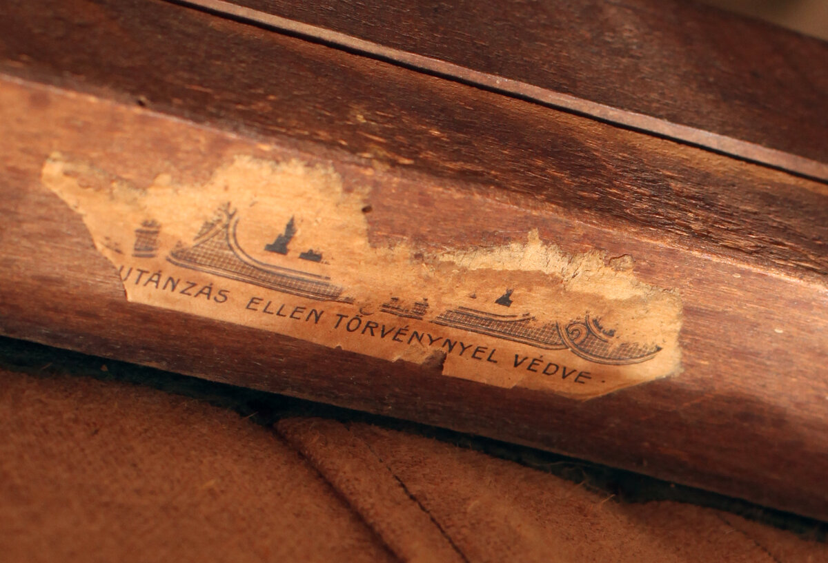 клочек этикетки под днищем кресла