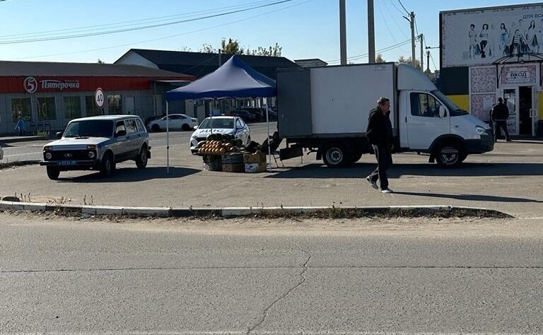 Торговцы мешают пешеходам и загораживают машинами дорожные знаки