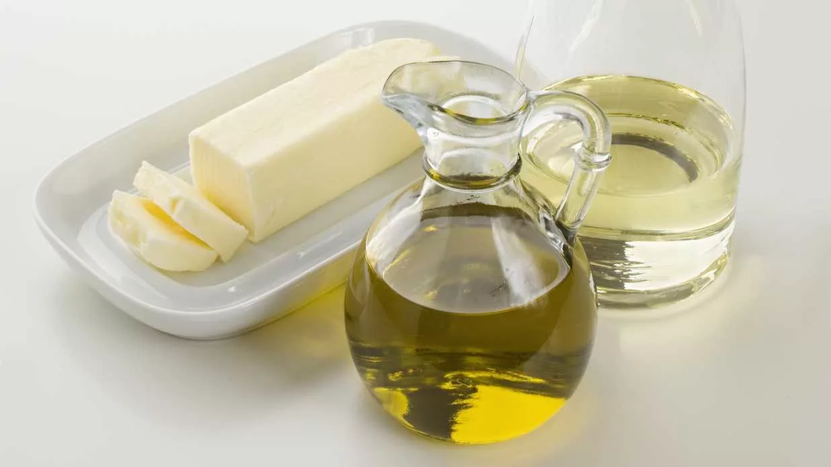 Сливочное масло заменить подсолнечным. Масло сливочное и растительное. Жиры и масла. Масло оливковое сливочное. Жидкие растительные масла.