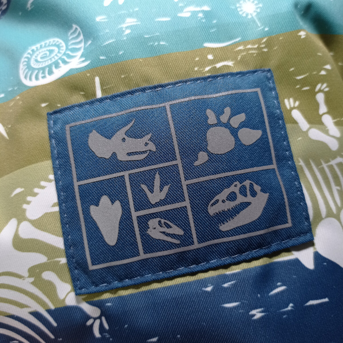 Нашивка на рукав. Светоотражайки делала сама. 