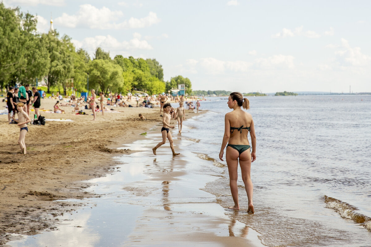 Девушки на городском пляже